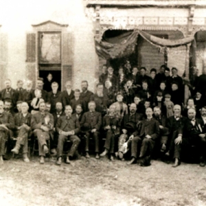 A group photograph in a large hall. 